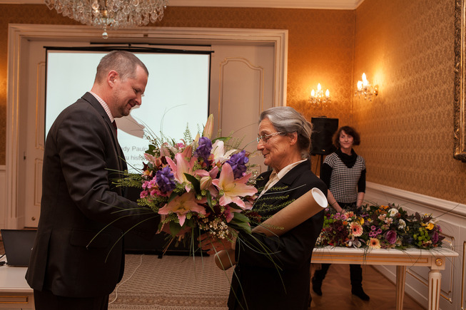 MInistr Fiala předává Cenu Milady Paulové za rok 2012