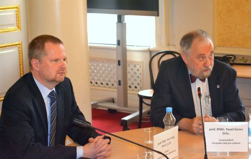 Ministr Petr Fiala a viceprezident Evropské rady pro výzkum Pavel Exner.