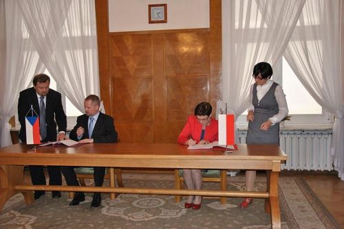Ministr Petr Fiala a ministryně Krystyna Szumilas při podpisu česko-polské smlouvy