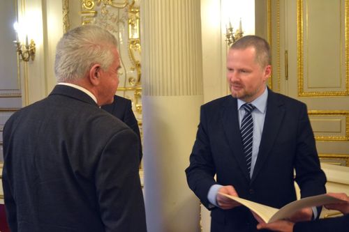 Prof. RNDr. Jiří Komárek, DrSc. přebírá cenu z rukou ministra Petra Fialy