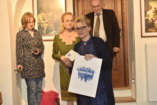Renata Fučíková hovoří o svém návrhu známky připomínající Jana Opletala, která byla čerstvě dána do oběhu. 
