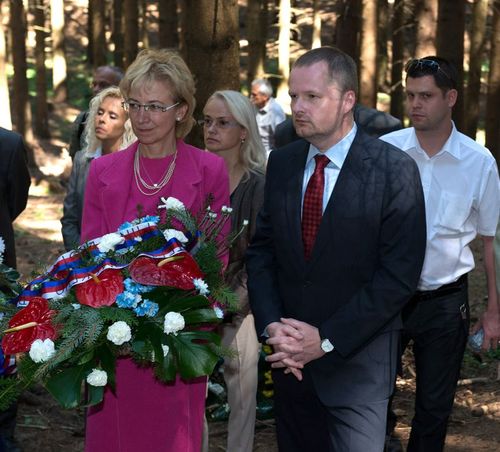 Ministr Petr Fiala a jeho náměstkyně Eva Bartoňová při uctění památky obětí romského holocaustu v Hodoníně u Kunštátu